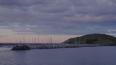 Veleros-Amarrados-En-El-Muelle-Del-Puerto-De-Coffs---Puesta-De-Sol-Junto-Al-Mar-En-Nueva-Gales-Del-Sur,-Australia---Plano-Amplio