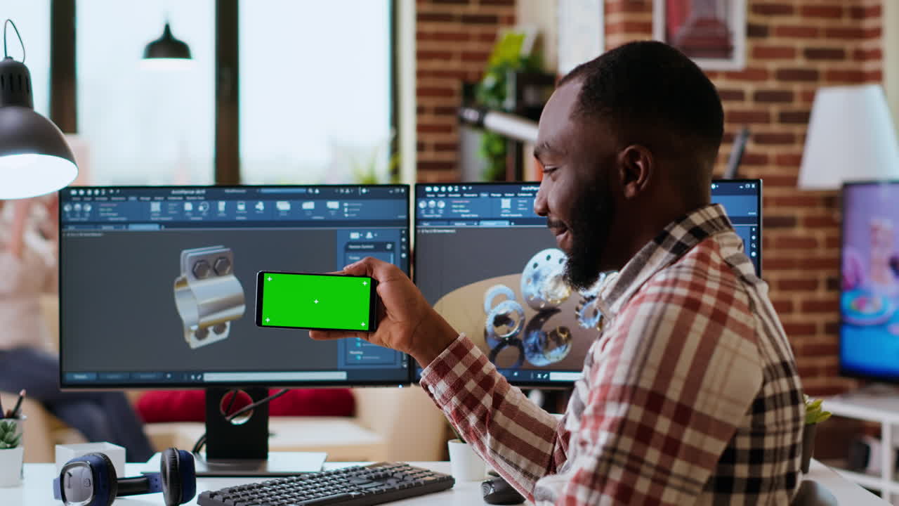 diseñador independiente masculino trabaja remotamente en prototipos 3d usando pantalla verde