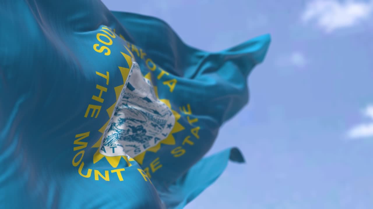 la bandera del estado de dakota del sur ondeando en el viento.
