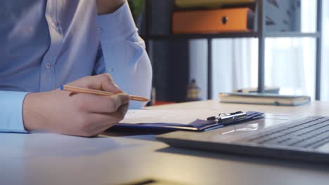 un hombre de negocios cuidadoso leyendo el contrato.