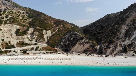 popular y pintoresca playa de myrtos en kefalonia, grecia - toma aérea de drones