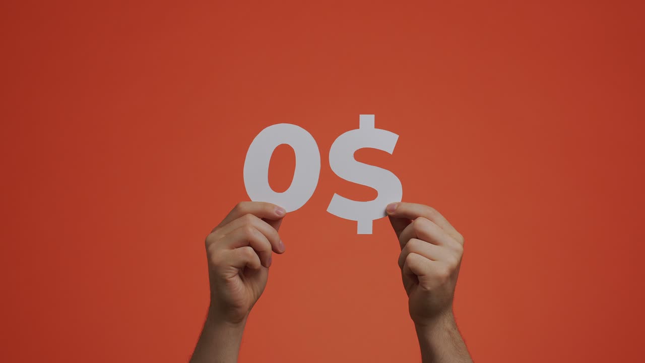 0 달러, 무료. 0 달러를 보여주는 손. 판매 중에 가격을 보여주는 사람. 할인, 경제 금융 위기