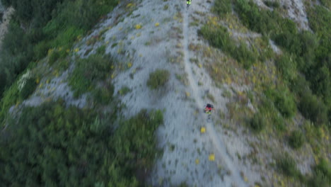 ciclismo de montaña cuesta abajo extremo bajando sendero de grava en la cresta de la montaña, antena
