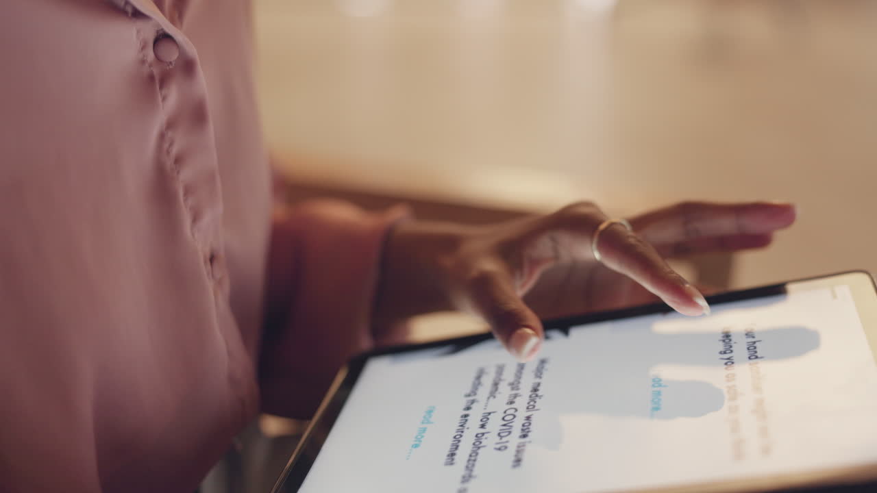 manos zoom en la pantalla de la tableta para el sitio web de noticias