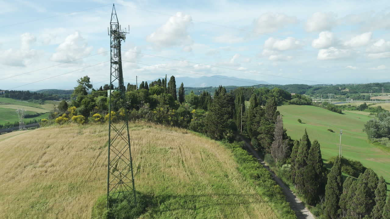 torres de telecomunicaciones y transmisión en una colina con follaje verde en italia