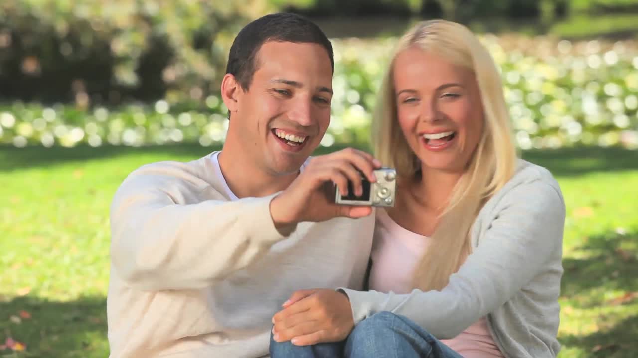Junge Paare, die ein Foto von selbst machen