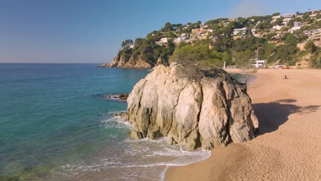 Cala-Canyelles-Lloret-De-Mar-Schaukelt-Türkisfarbenes-Wasser