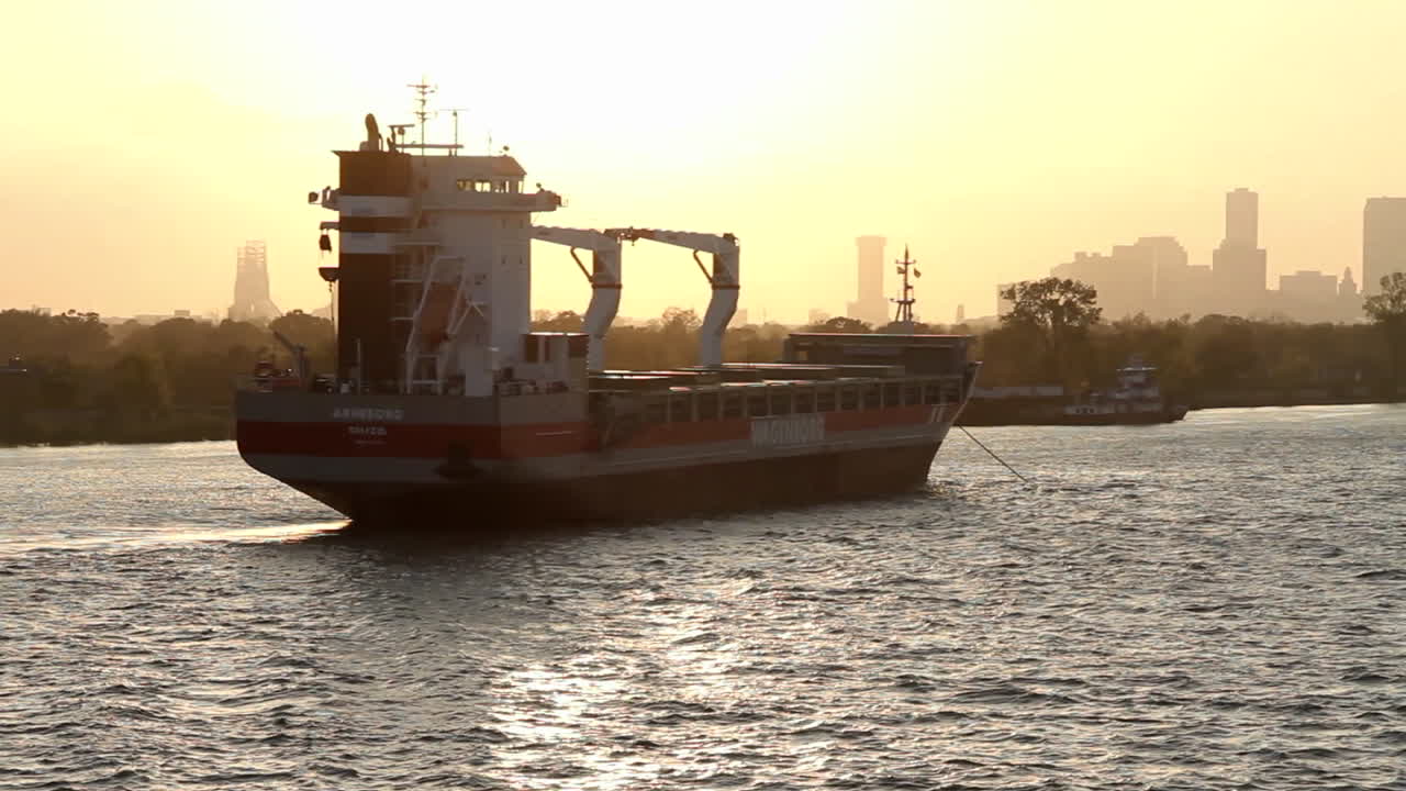 una gran barcaza o ferry cerca de miami florida 1