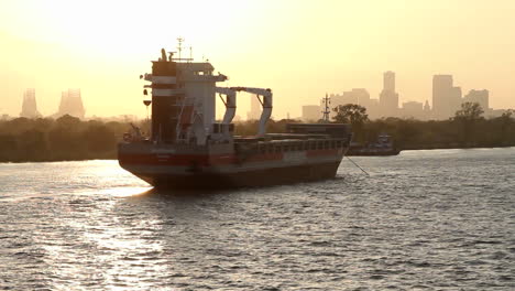 Una-Gran-Barcaza-O-Ferry-Cerca-De-Miami-Florida-1