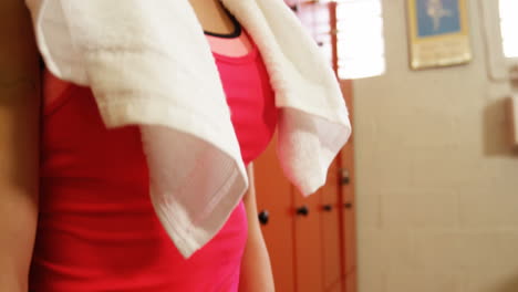 una boxeadora sentada en el vestuario