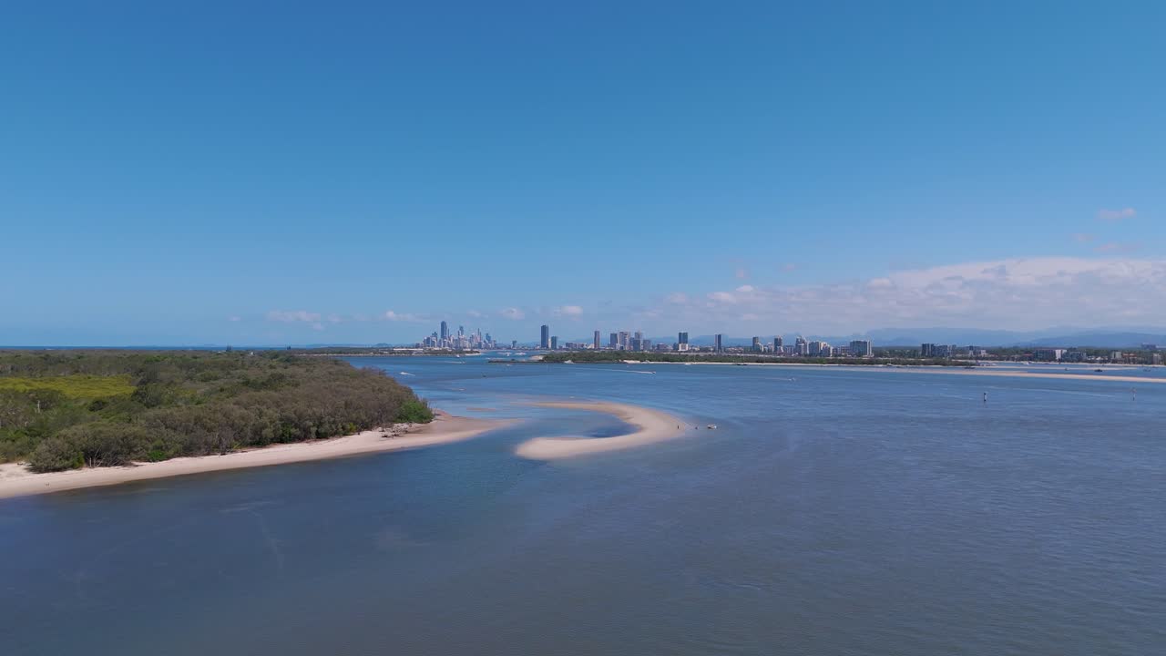 강과 바다를 만나는 해변의 공중 풍경