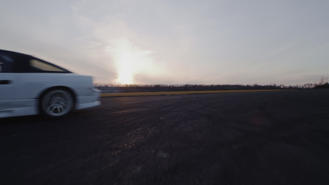 해가 지는 동안 색 드리프트 자동차