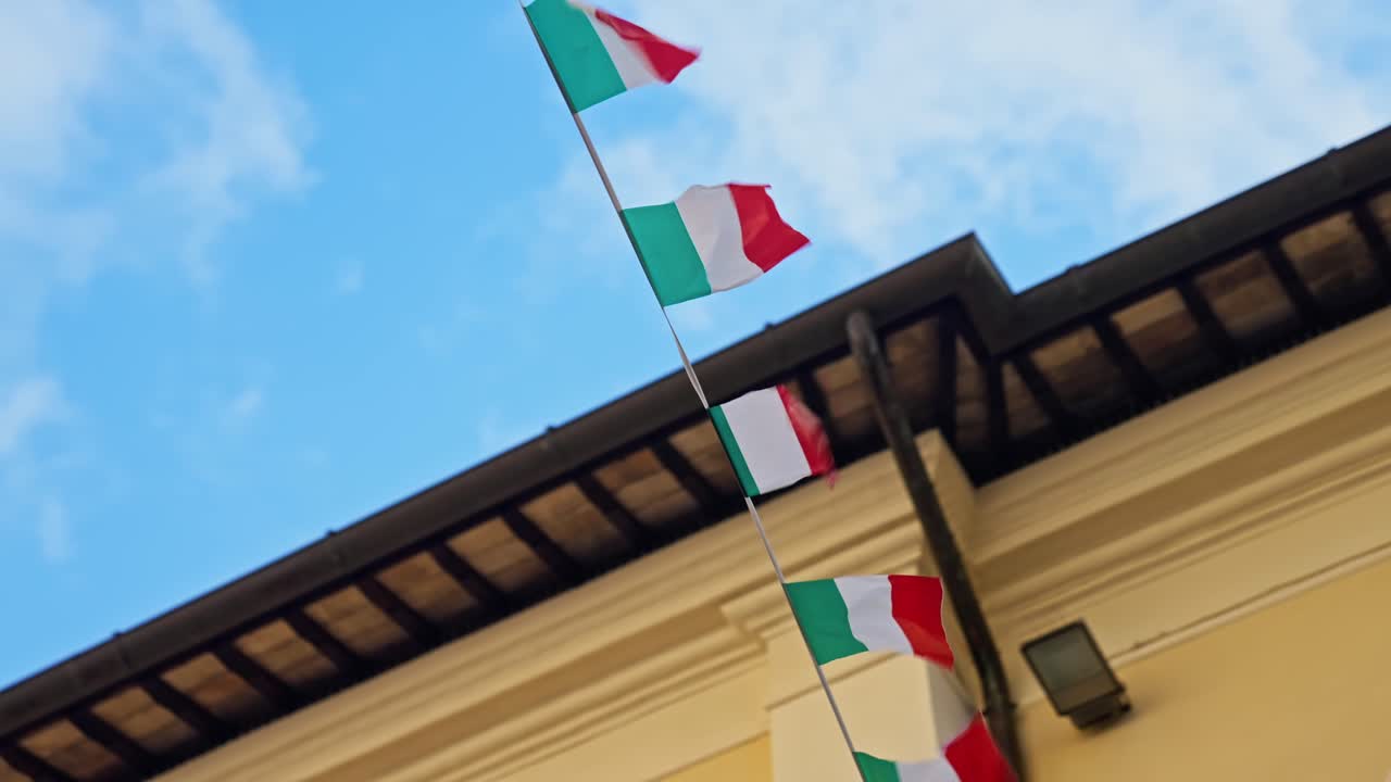 Bandiere Italiane Sventolanti Sopra La Strada Nella Città Di Assisi In Umbria, Italia