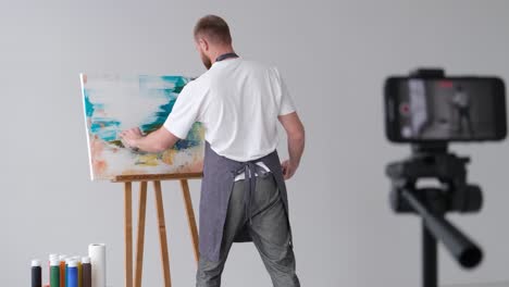an experienced artist conducts online training in painting