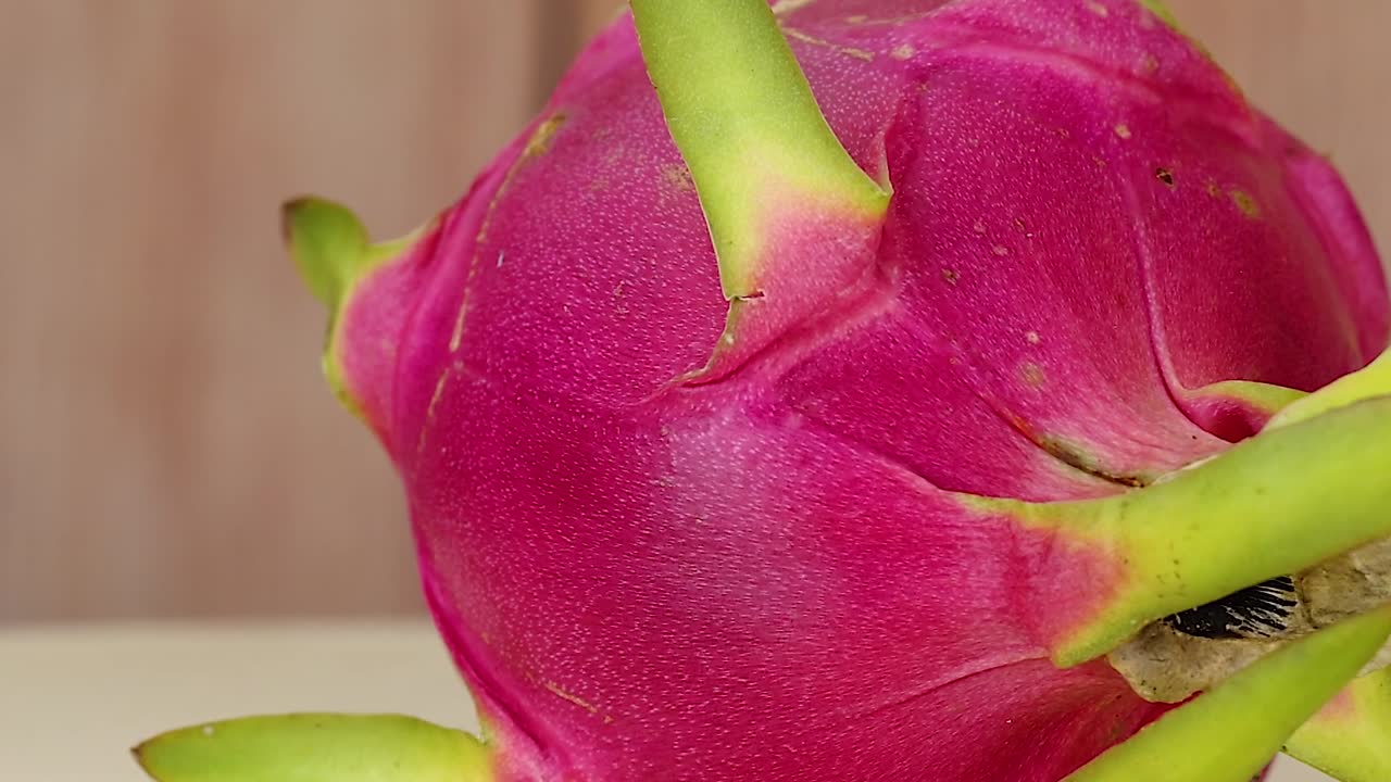 la fruta del dragón gira sobre una superficie de madera