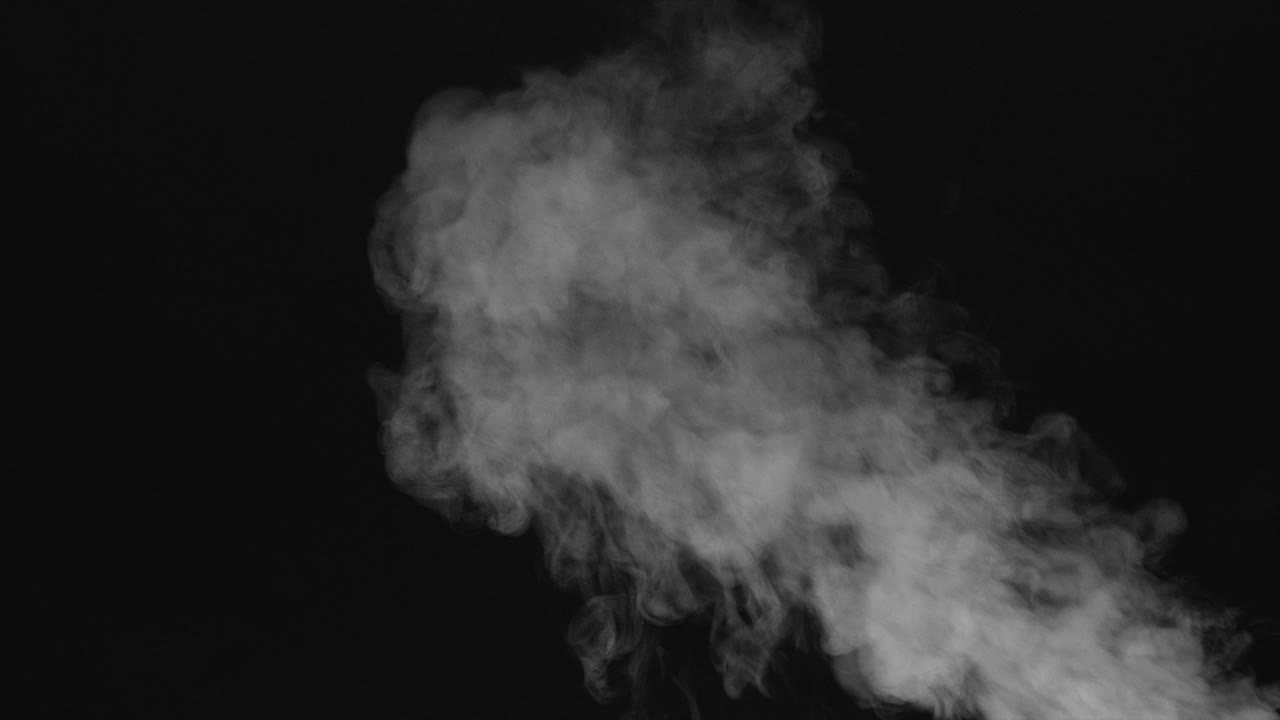 검은 바탕에 있는 색 물 증기, 클로즈업  4k