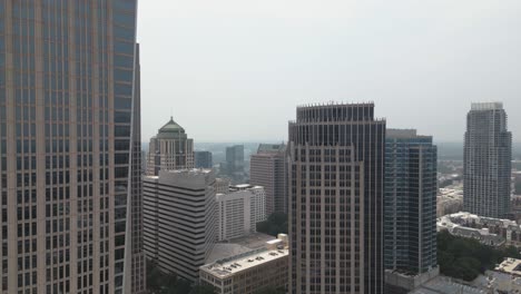 Faszinierendes-Stadtbild-Mit-Wolkenkratzern-Und-Urbaner-Skyline-In-Einer-Geschäftigen-Metropole