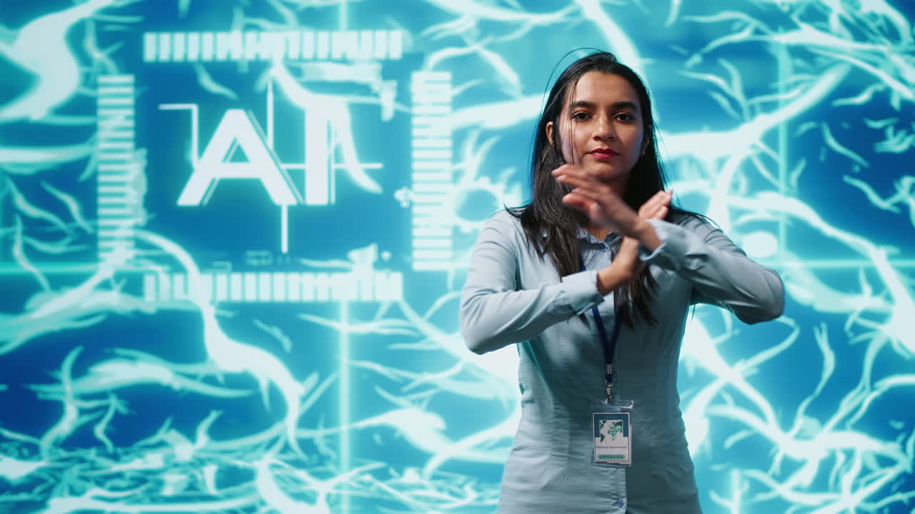 retrato de un investigador sonriente en una startup haciendo avances en un campo