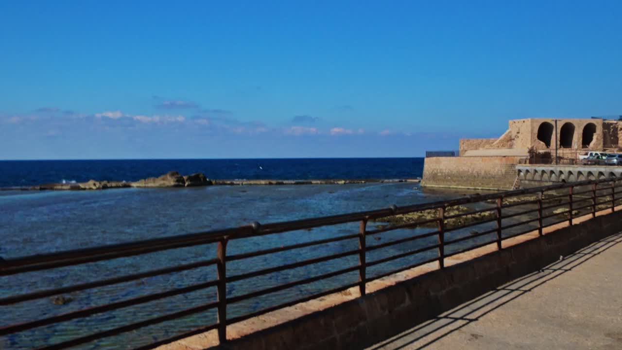 Veduta costiera del lungomare della città vecchia di Acri con l'antica muraglia in pietra
