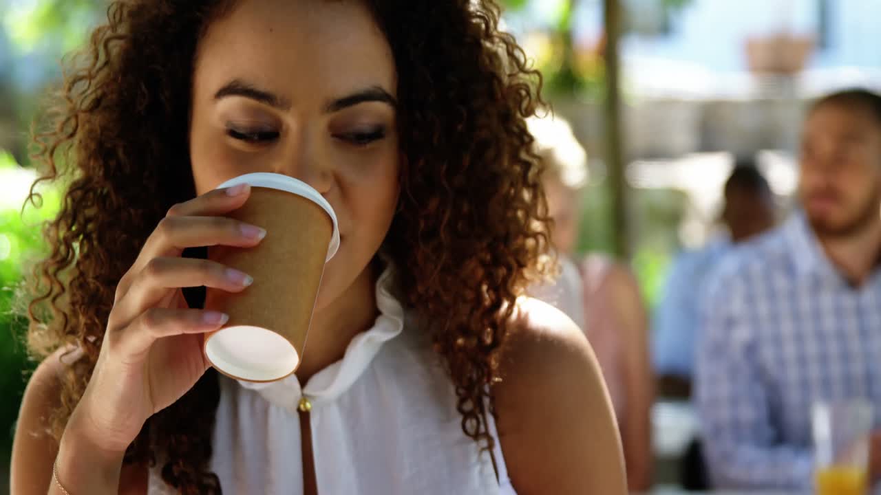 mujer tomando café en un restaurante