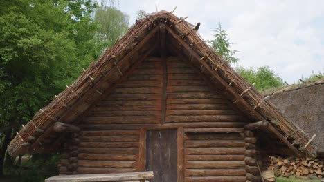 antigua casa eslava de madera en biskupin, polonia - tiro inclinado hacia abajo