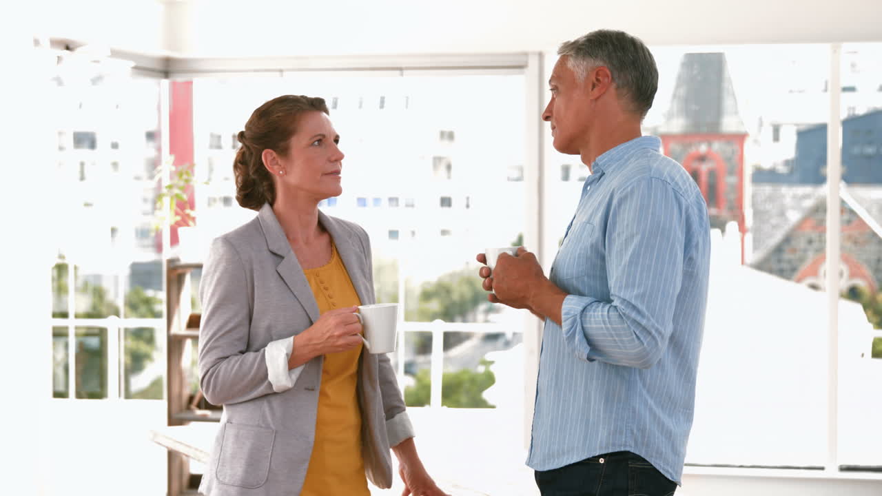 trabajador empresarial creativo hablando juntos