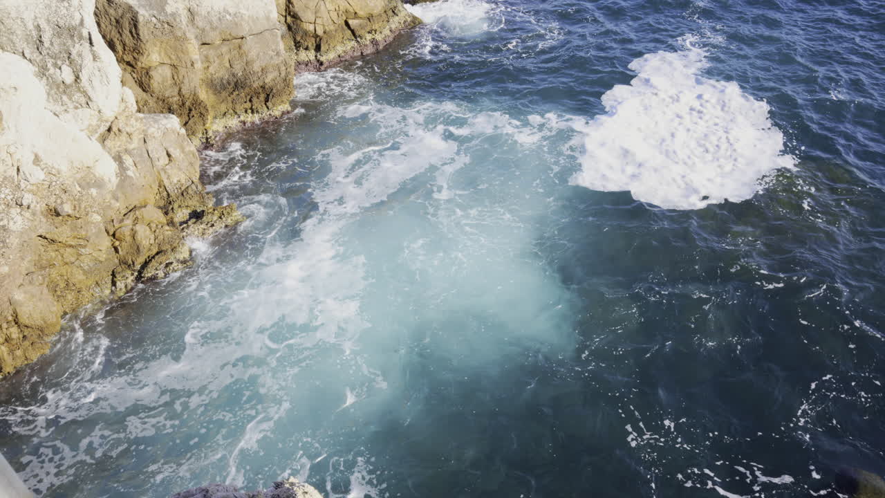Fransız Rivierası kıyısındaki kayalıklara çarpan Akdeniz'in dalgaları