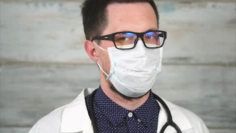 médico con equipo de protección