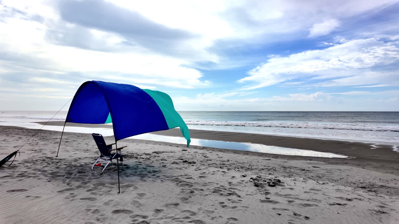 tienda de playa de shimbumi soplando en el viento, establecida en el océano