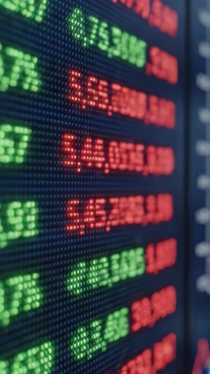 Schermi di trading del mercato azionario che mostrano dati in tempo reale con prezzi delle azioni fluttuanti e tendenze nel tempo, catturati in un ambiente finanziario dinamico.