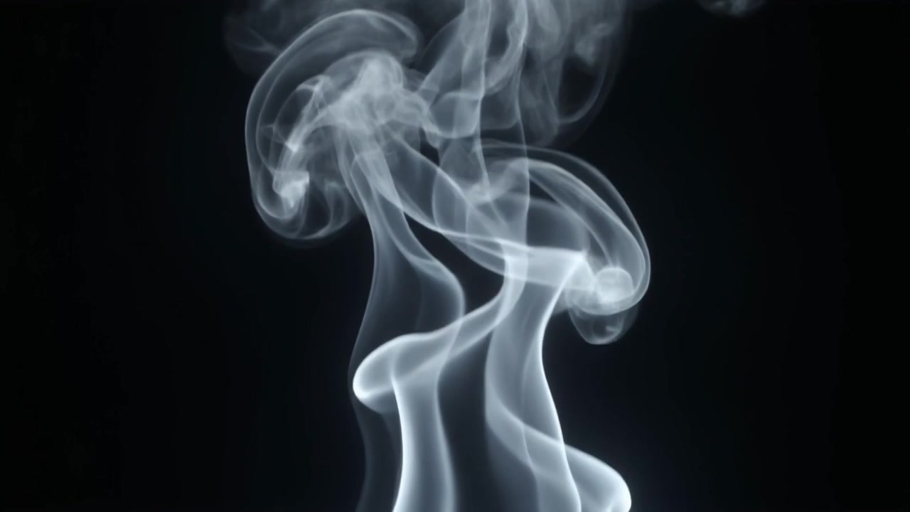 Fumo bianco astratto che sale su sfondo nero