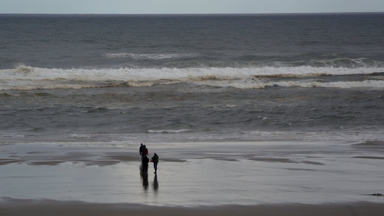 해변을 걷는 네 남자