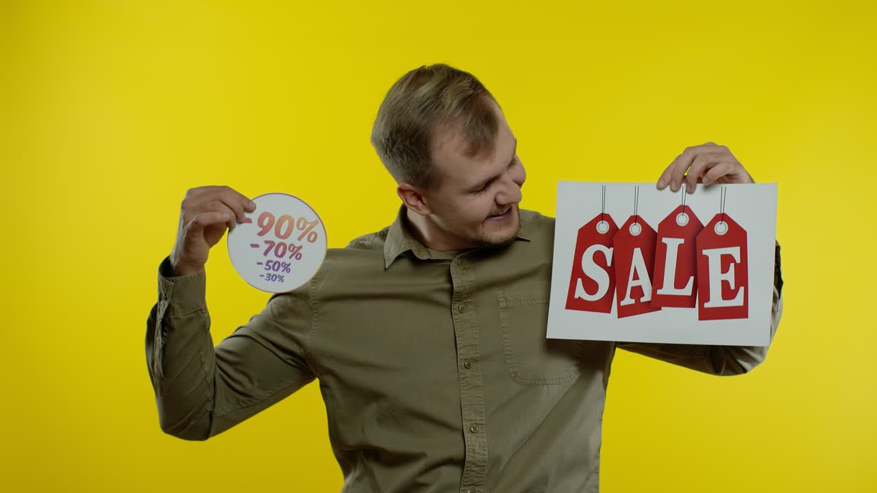 판매 단어와 할인 비율을 표시하는 사람 광고 글자 블랙 프라이데이 개념