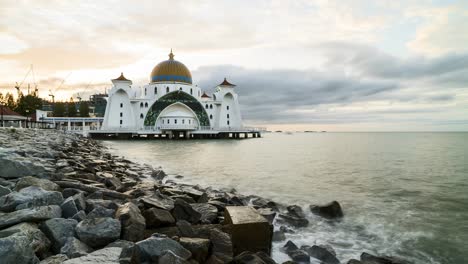 hermoso amanecer en el estrecho de melaka mezquita flotante