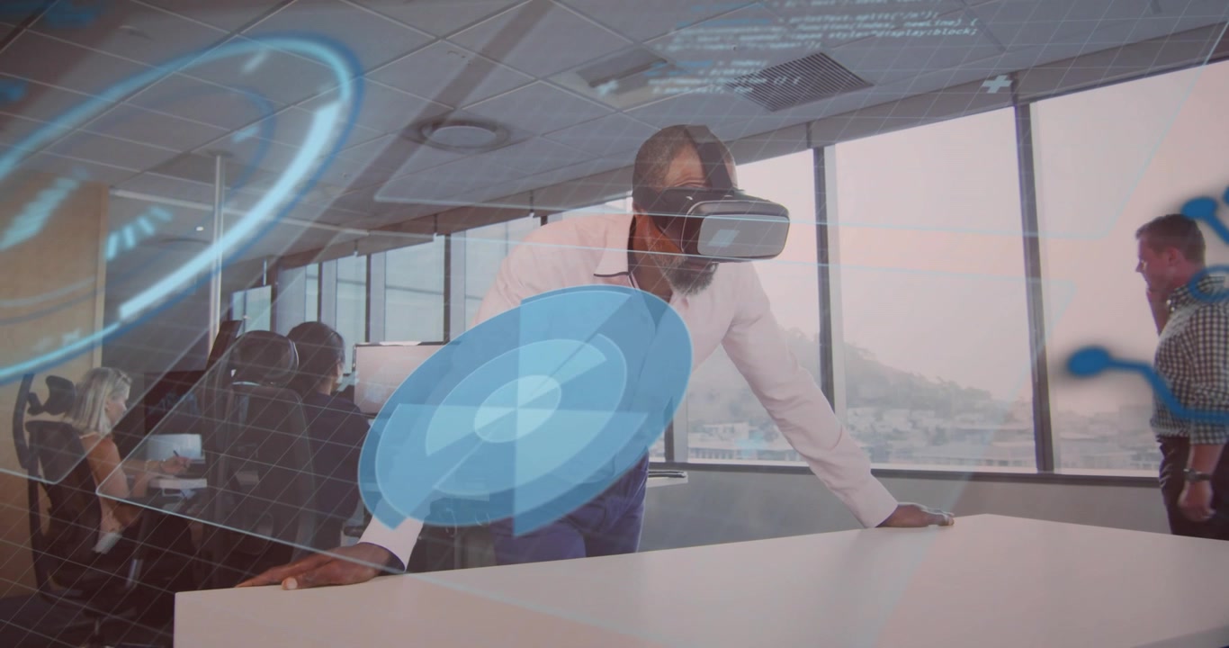 Teknisk specialist justerer VR-headset og interagerer med hologrammer, mens leder gestikulerer for datagennemgang