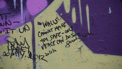 una sección del muro erigido para sofocar el conflicto de irlanda del norte, ahora un repositorio de arte y mensajes