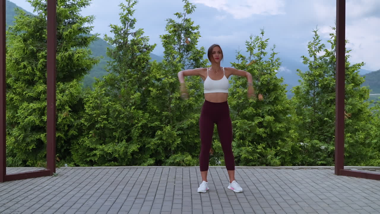 mujer haciendo ejercicios de fitness al aire libre