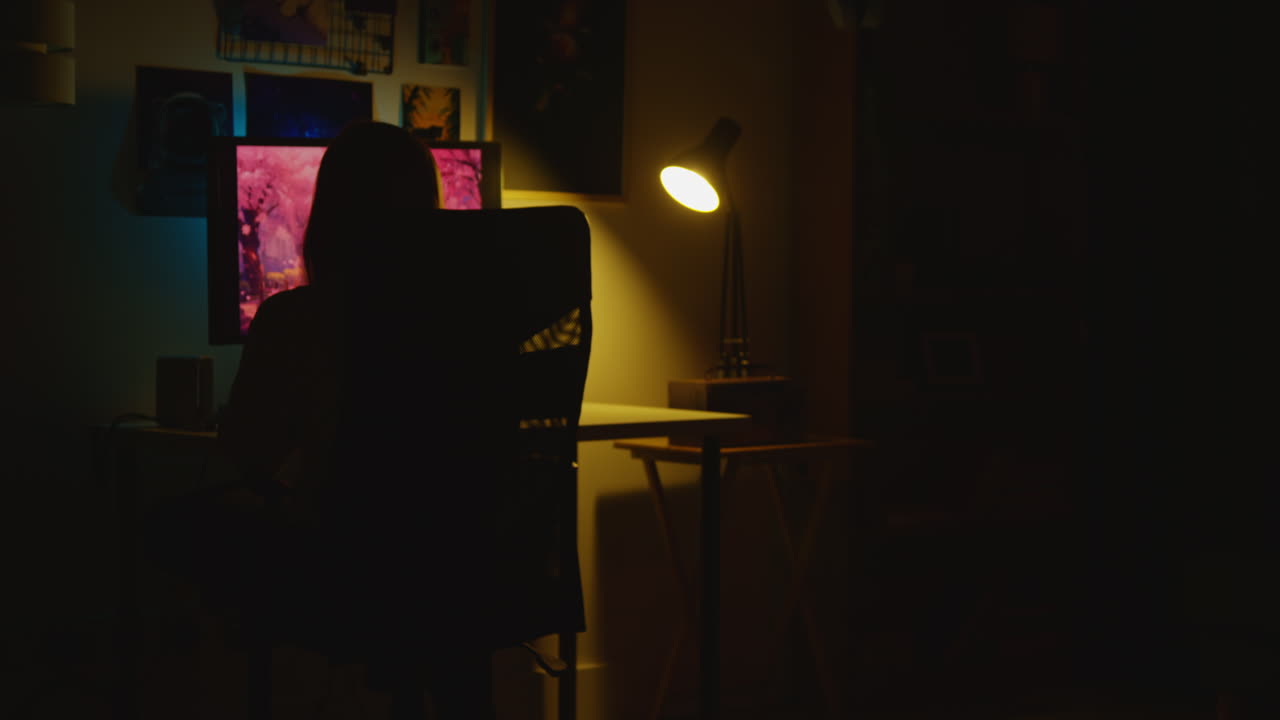 밤에 컴퓨터에서 일하는 사람