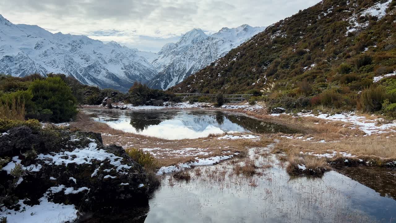 Leggero strato di neve presso laghetti alpini: inquadratura stabile delle Alpi meridionali della Nuova Zelanda.