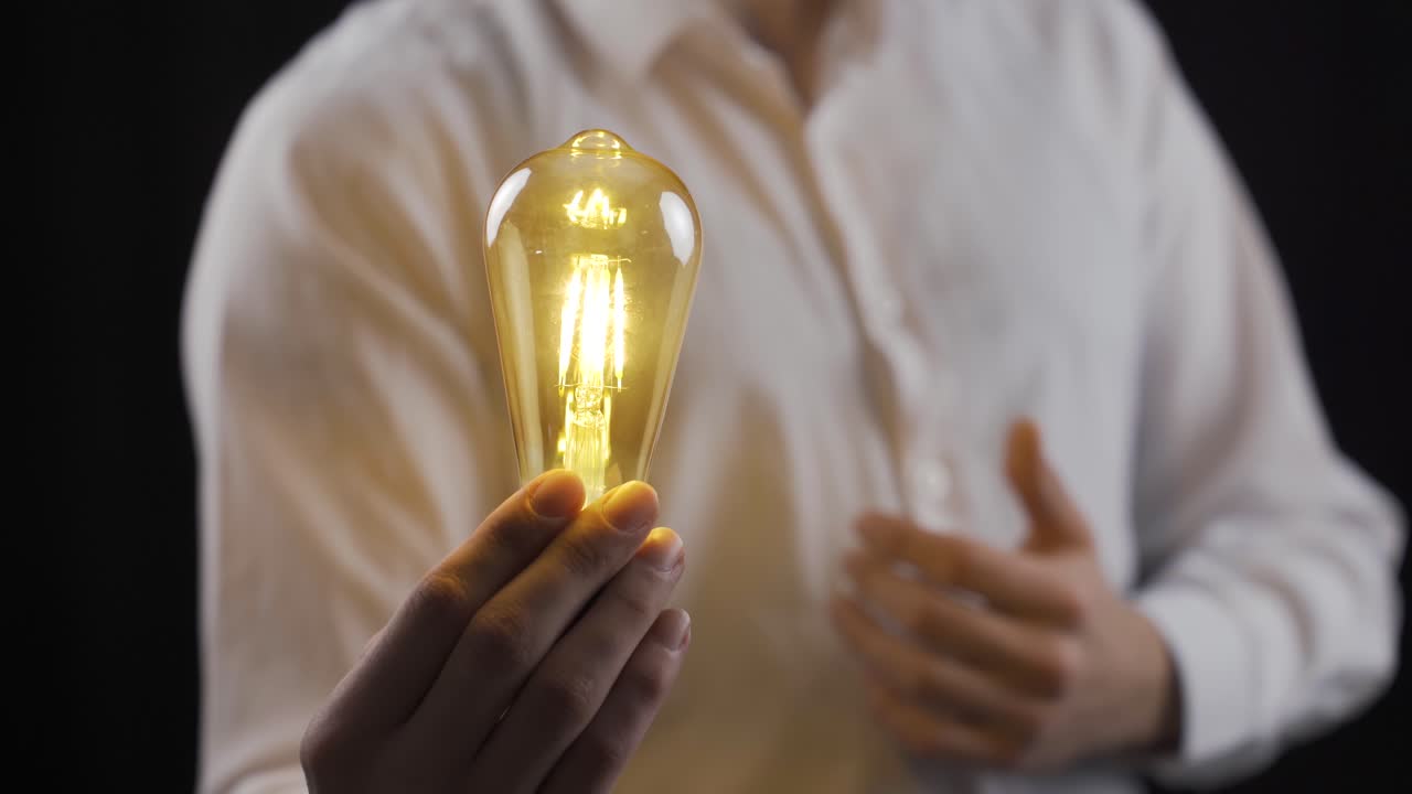 유레카. 발견된 아이디어에 전구가 불타고 있다.