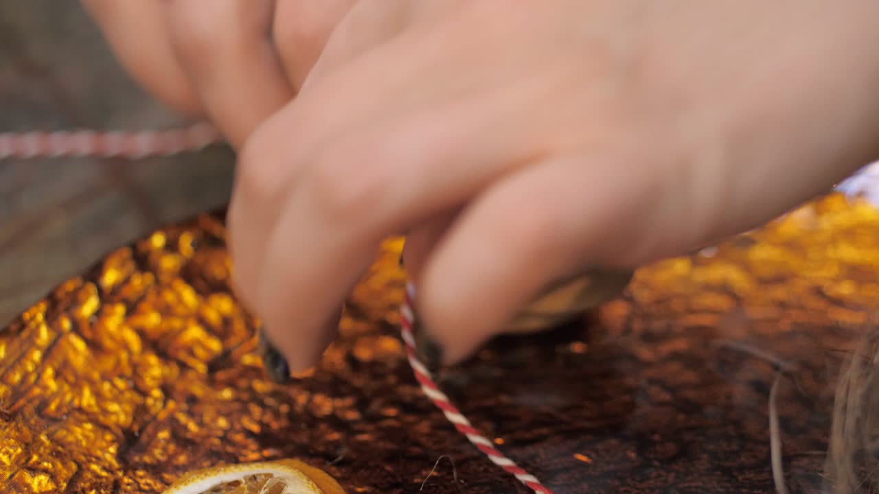florista en el trabajo. cómo hacer una corona de navidad con arreglos florales. paso a paso, tutorial