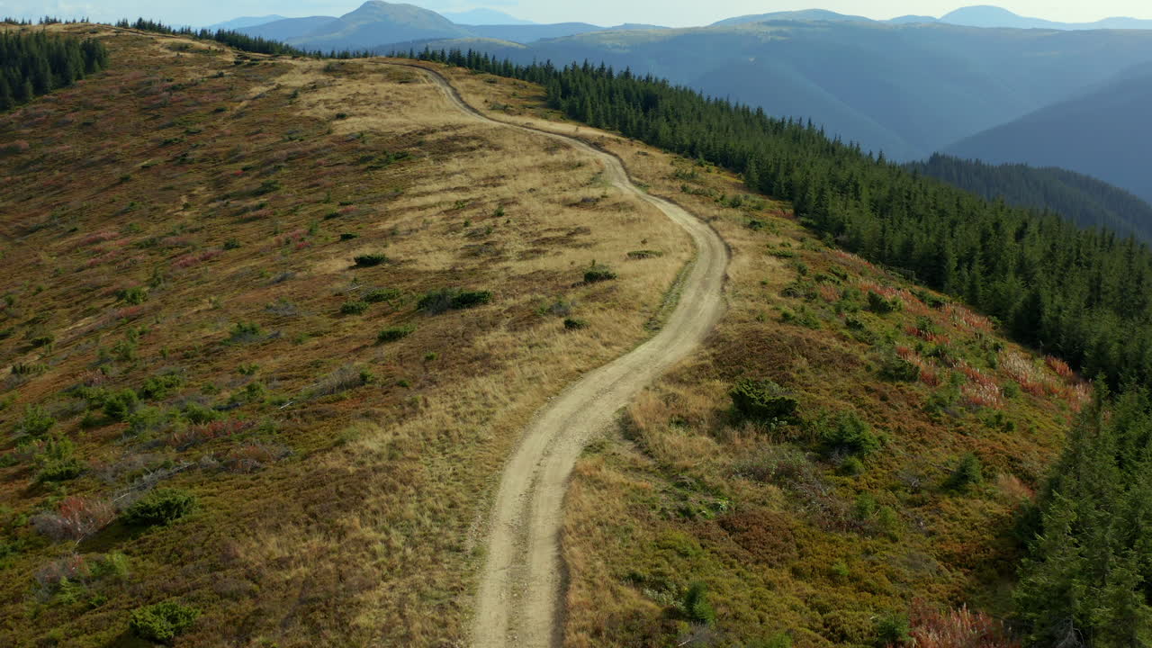 drone camino de bosque montañoso a la cima del parque nacional turístico pacífico día soleado