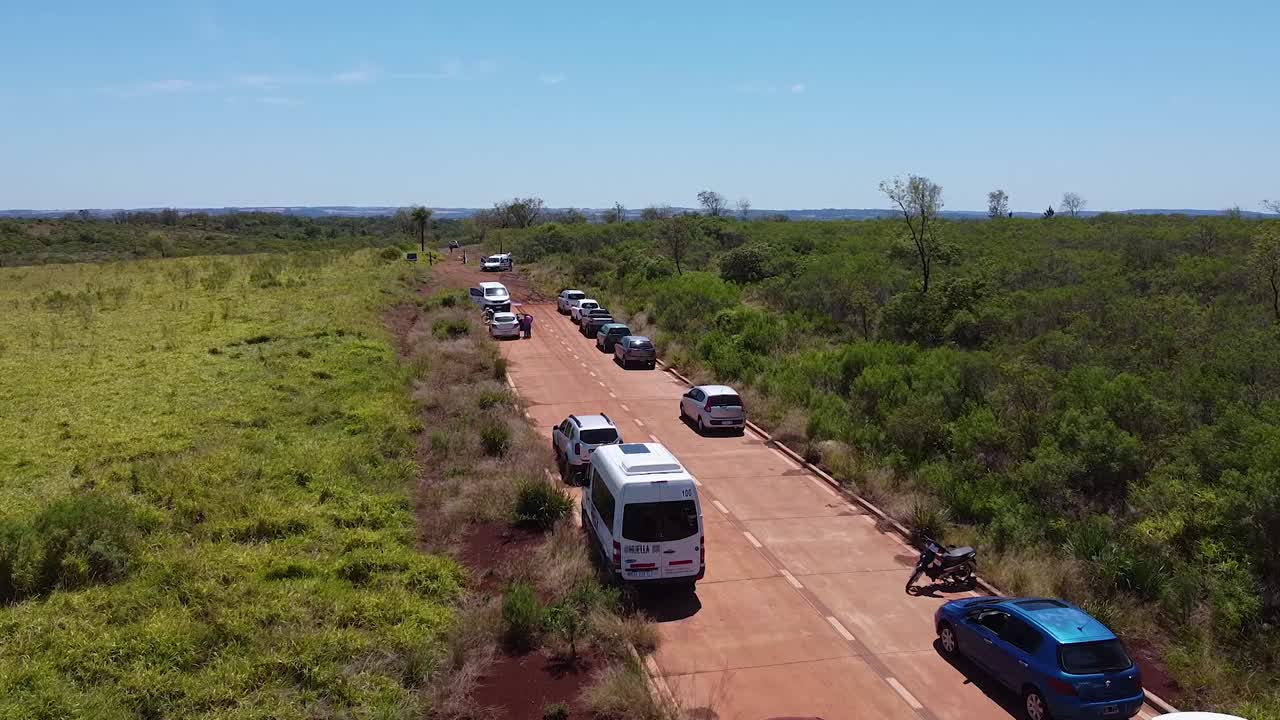 드론 촬영 아르헨티나 산타 아나 산림 주차 된 자동차, 중간 오후 파란 하늘 구름 풍경 산타 아나 주변