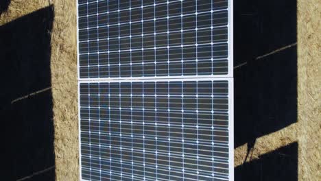 Vista-Aérea-De-Los-Pájaros-De-Los-Paneles-Solares-En-El-Parque-Solar,-Concepto-De-Energía-Eléctrica-Renovable,-Disparo-De-Drones-De-Gran-ángulo