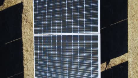 vista aérea de los pájaros de los paneles solares en el parque solar, concepto de energía eléctrica renovable, disparo de drones de gran ángulo