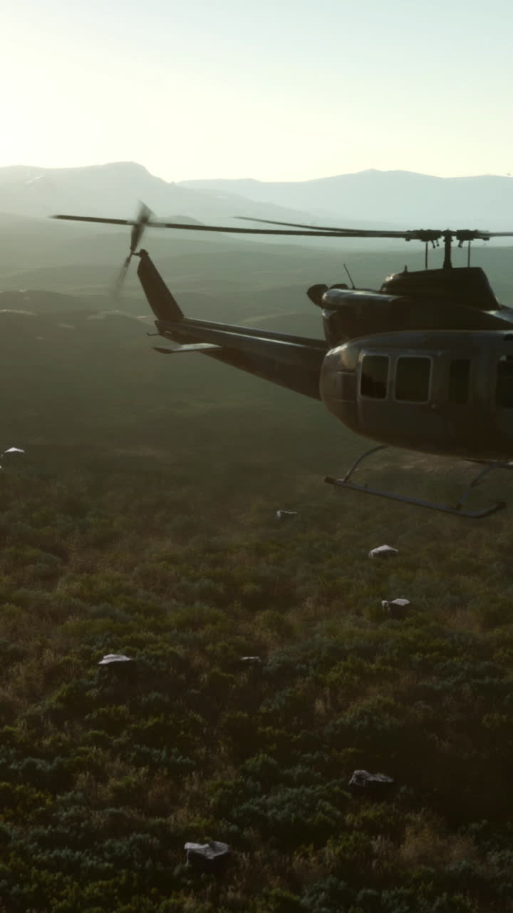 사막 풍경 위를 날아다니는 군사 헬리터