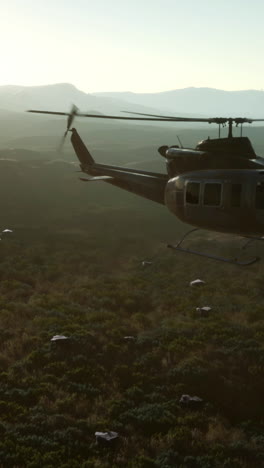 helicóptero militar volando sobre el paisaje desértico
