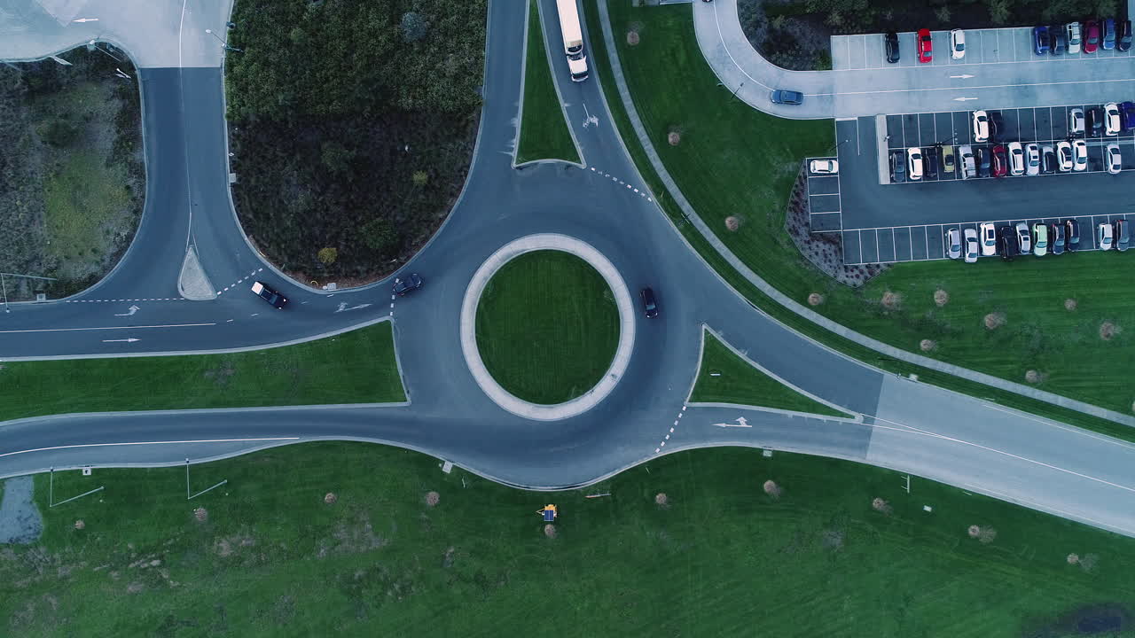 주변을 이동하는 다양한 자동차