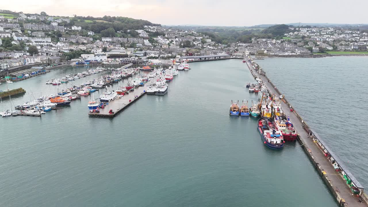 상승하는 드론, 항공 뉴린 항구 코니쉬  ⁇ 시 항구 영국