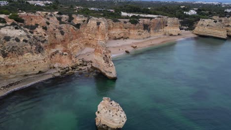 tomada de un avión no tripulado de la costa portuguesa alejándose